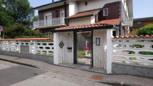 una casa con una puerta y una valla en Milano Lodge, en Bussero