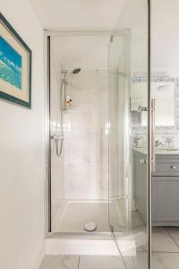 y baño con ducha y puerta de cristal. en Oak Tree Cottage, en Uckfield