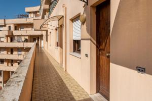 a narrow alley between two buildings with a door at Casa Boss Pisa Cisanello in Pisa