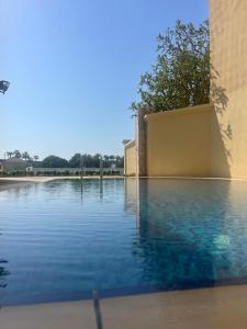 una piscina de agua frente a un edificio en The Atlantis Hotel View, Palm Family Villa, With Private Beach and Pool, BBQ, Front F en Dubái
