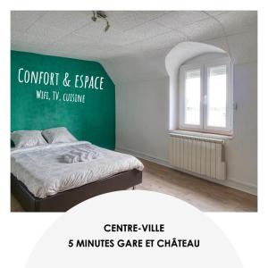 - une chambre avec un lit et un mur vert dans l'établissement T2 proche du château de Blois, à Blois