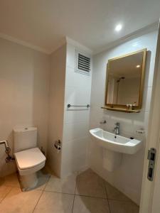 uma casa de banho com um WC e um lavatório em 3 Bed Duplex Apartment em Soke