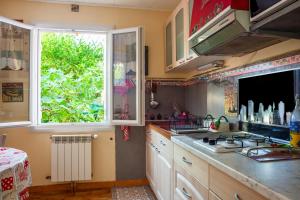 une cuisine avec un évier et une fenêtre dans l'établissement Villa La Figounette Du Soleil, à Le Revest-le-Eaux