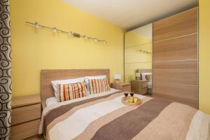 Spacerowa Modern Apartment by Renters في ووكينشين: غرفة نوم بها سرير مع وعاء من الفواكه عليها