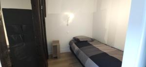 a small bedroom with a bed in a room at Le Patio Saint Pierre in Auxerre