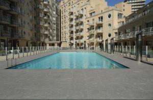 ein leeres Schwimmbecken mitten in einem Gebäude in der Unterkunft Sea-LeVel in Ostende
