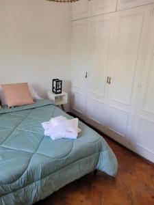 um quarto com uma cama com uma toalha em Casa Oliva B & B em Mendoza
