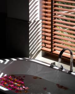 A bathroom at Cardamon Hotel Nilaveli