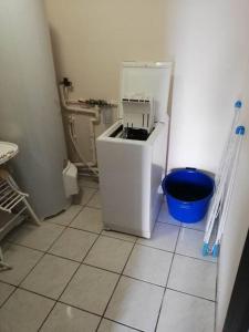 uma pequena cozinha com um pequeno frigorífico num quarto em Maison au cœur du Sancy em Férérolles