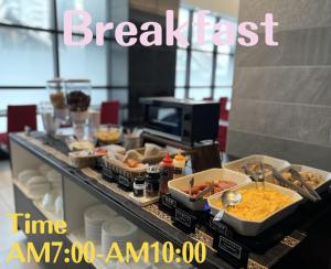 大阪市にあるホテルリンクス なんばのテーブルの上に食べ物を並べたビュッフェ式朝食