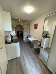 a room with a kitchen and a table with chairs at City Apartment Bad Säckingen mit Parkplatz in Bad Säckingen