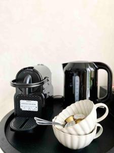 - un comptoir avec une cafetière et un bol de nourriture dans l'établissement Lumin Lodge -Calm, cosy space near Norwich Airport, à Horsham St Faith 12 autres photos