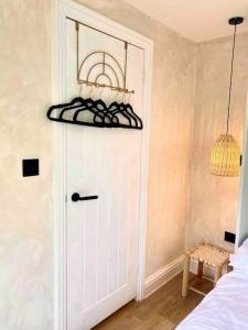 uma porta branca com uma área sobre ela num quarto em Lumin Lodge -Calm, cosy space near Norwich Airport em Horsham Saint Faith