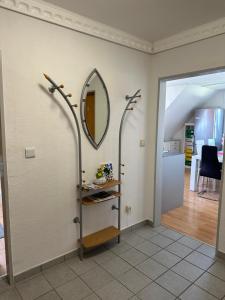 een badkamer met een spiegel aan de muur bij Diamanthaus 1 Koblenz in Koblenz