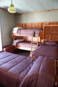 Ein Schlafzimmer mit 3 Betten und ein Zimmer mit in der Unterkunft Il Rifugio da Aldo - Rivisondoli in Rivisondoli