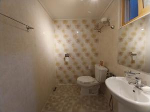 uma casa de banho com um WC e um lavatório em Pohang Youngildae Guesthouse em Pohang