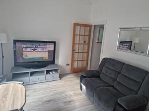 TV a/nebo společenská místnost v ubytování Lido Bay Ground Floor Apartment