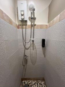 uma casa de banho com uma cabeça de chuveiro em Bulul Garden Resort em El Nido
