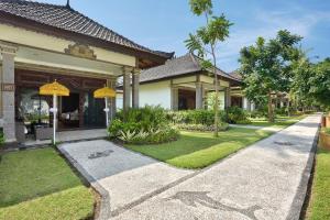 a house with a walkway in front of it at Ombak Sunset in Gili Trawangan