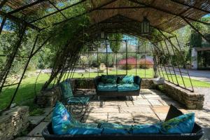 um gazebo com dois sofás num pátio em Jade En Provence em Vaison-la-Romaine