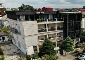 ein Apartmenthaus mit Leuten auf dem Balkon in der Unterkunft Tirkius House in Kobuleti