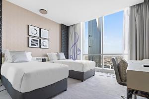 ein Hotelzimmer mit 2 Betten und einem Fenster in der Unterkunft Walaa Homes Luxury 2BR at DAMAC Esclusiva Tower Riyadh-3104 in Riad