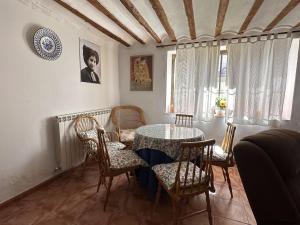 ein Esszimmer mit einem Tisch und Stühlen in der Unterkunft Casa Rural La Quinta Del Poeta 