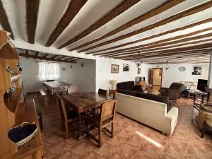 ein Wohnzimmer mit einem Sofa und einem Tisch in der Unterkunft Casa Rural La Quinta Del Poeta 
