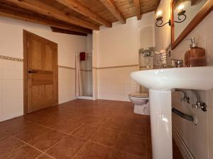 Koupelna v ubytování Casa Rural La Quinta Del Poeta + 61 fotografií