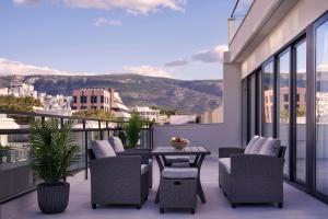 Un balcón con sillas y una mesa con vistas. en Hestia - Dimitressa 4, en Atenas