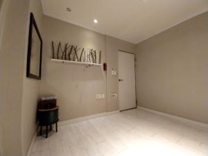 een kamer met een hal met een deur en een tafel bij Pohang Youngildae Guesthouse in Pohang