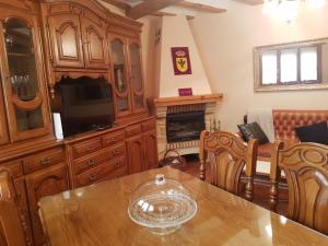 sala de estar con mesa y TV en Rincón de Ayllon, en Ayllón