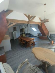 ein Wohnzimmer mit einem Tisch und Stühlen in der Unterkunft la ruée vers l'art 