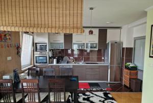 圖茲拉的住宿－Apartman PanoramaTz，厨房配有桌子和冰箱