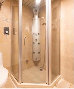 um chuveiro com uma porta de vidro na casa de banho em Liya Boutique Hotel em Taipei