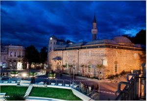 un gran edificio de ladrillo con una mezquita con una torre de reloj en Студио Римски Стадион, en Plovdiv