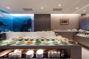 un buffet con muchos platos de comida en una mesa en Harbor View Hotel, en Keelung