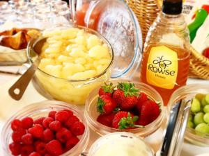 une table recouverte de bols de fraises et de bananes dans l'établissement Ye Olde Cheshire Cheese Inn, à Castleton