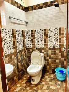 a bathroom with a toilet and a sink at Thrissur Villas Home Stay in Trichūr