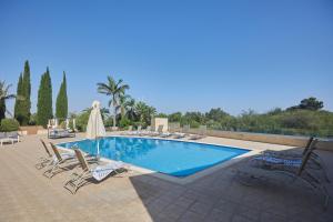 basen z leżakami i basen w obiekcie Sparta Luxury Villa w mieście Protaras