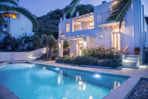 Bazén v ubytování Amphitrite Apartments Skyros nebo v jeho okolí