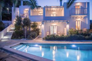Bazén v ubytování Amphitrite Apartments Skyros nebo v jeho okolí