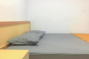 Una cama con una almohada en una habitación en OYO 93169 Bnb Homestay en Parepare
