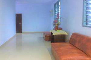 Uma área de estar em OYO 93169 Bnb Homestay