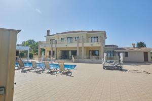 Bazén v ubytování Sparta Luxury Villa nebo v jeho okolí