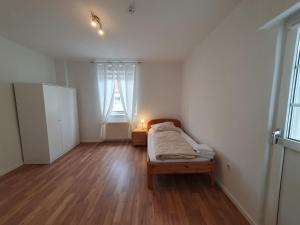 a small bedroom with a bed and a window at Privatzimmer an der Universitätsklinik Mainz-sehr zentral in Mainz