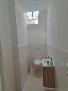 a small bathroom with a toilet and a window at Privatzimmer an der Universitätsklinik Mainz-sehr zentral in Mainz +25 photos