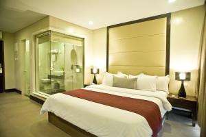 Postel nebo postele na pokoji v ubytování Goldberry Suites & Hotel Mactan