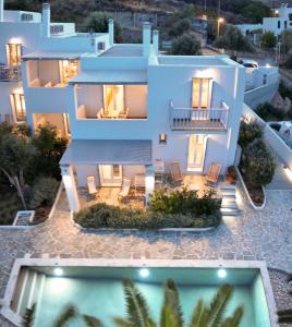Bazén v ubytování Amphitrite Apartments Skyros nebo v jeho okolí