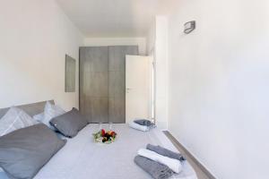 una camera da letto con un letto e una ciotola di fiori di Grecale a La Spezia